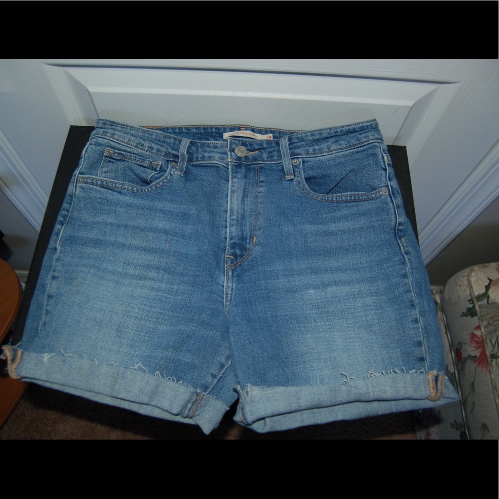 🦋High rise Levi’s jean shorts size 29🦋